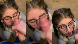 Gatinha nerd de óculos levando gozada no rosto