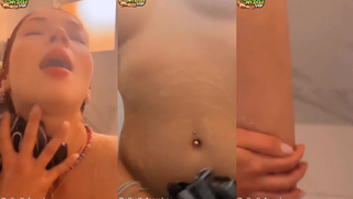 Cibelly Ferreira tomando banho