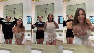 Amiguinhas mostrando os seios no banheiro