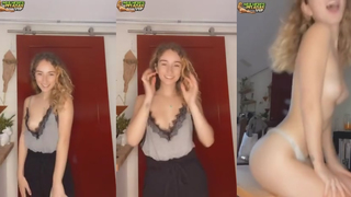 Loirinha sentando no consolo