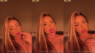 Mc Mirella sugando os dedos