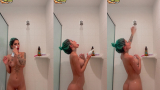 Tati Zaqui tomando banho