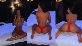 Sophi Carracini se exibindo na cama