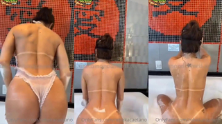 Rebeka Caetano de máscara na banheira