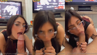 Brenda Trindade de óculos fazendo um boquete