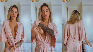 Mari Polonesa tirando a roupa devagarinho
