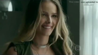 Yasmin Brunnet pagando peitinho