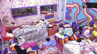 Flagras BBB22 Larissa Tomasia pagando peitinho na casa