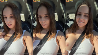 Mostrando os seios no carro