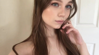Princesinha de olhos azuis sentando no consolo
