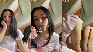 Novinha mostrando os seios e brincando com um buttplug