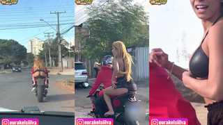 Rakel Silva mostrou os peitos no meio da rua