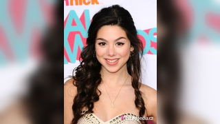Kira Kosarin atriz da Disney peladinha saindo do banho