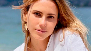 Lívia Bueno peladinha na praia