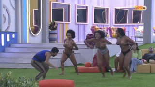 AS PARTICIPANTES DO BBB22 LINNA , JESSILANE E NATALIA CORRERAM PRA PISCINA COM OS SEIOS DE FORA