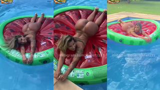 Ale Faltzz na piscina
