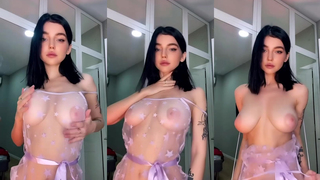 Gatinha com seios lindos