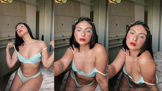 Clara Welken pagando peitinho