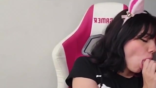 E Girl Tricia mamando