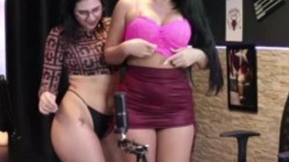 Morena safada mostra os peitos gostosos e recebe uma chupada