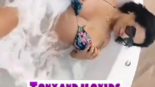 MÁRCIA IMPERATOR BIQUINI NA piscina