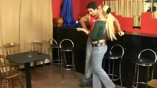 Loira gostosa fode no bar com bebum