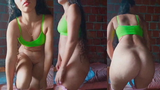 Thais vestindo a calcinha