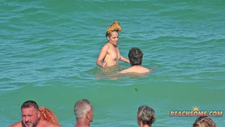 Casal vai a praia de nudismo e se diverte