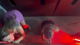 Debora Peixoto e Yasmin Mineira no gloryhole