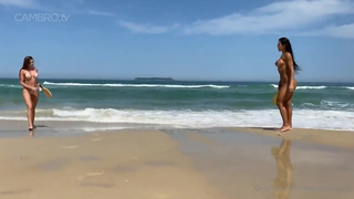 Peladinha na praia jogando frescoboll
