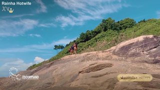 Rainha Hotwife na praia de nudismo