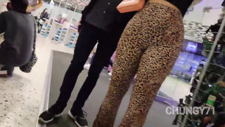 Gostosa rabuda com calça legg de onça