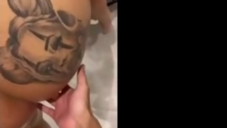 Encosta a Gostosa tatuada na Hornet e rola dentro