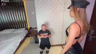 Pamela Alves policia e anão