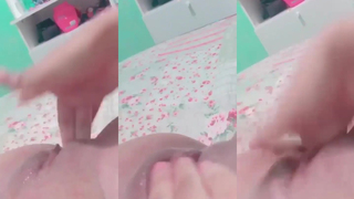Novinha da buceta rosinha babando de tesão
