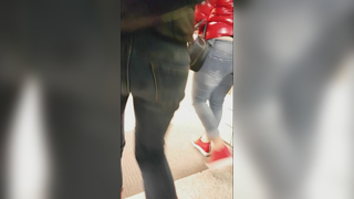 A tanga escorrega para fora como a cauda de uma baleia