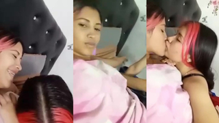 Novinha chupando o peitinho da amiga em live