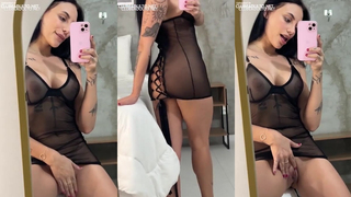 Novinha mostrando seu corpão em selfie no espelho