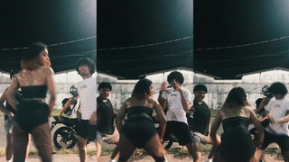 Novinha Trans rebolando 2