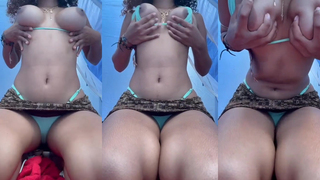 Novinha gostosa exibindo os peitos perfeitos 3
