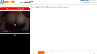 Vanessa Drumon sentando na cama em consolo que brilha na webcam chamada de video