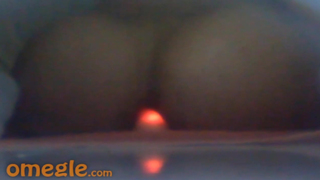 Vanessa Drumon sentando no consolo na chamada de video