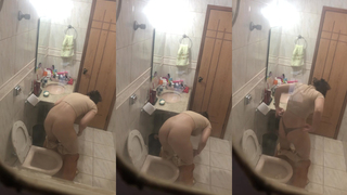 Minha titia puta empinando o rabo bem gostoso enquanto eu gravo ela escondido