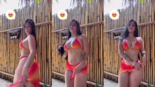 Safada mostrando seu rabo enorme de bikini