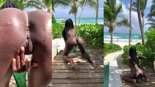 Preta gostosa na praia pelada