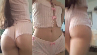 Branquinha gostosa exibindo a polpa da bunda