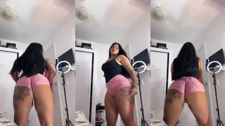 Baixinha, morena, de bundona grande, rebolando