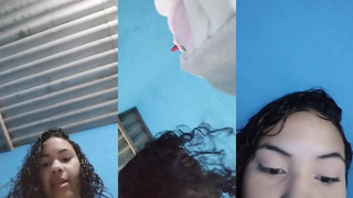 Putinha Brincando com a banana na buceta