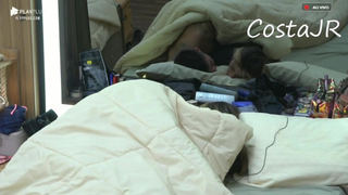 Aricia e Netto brincando de dj