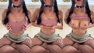 Safadinha mostrando os seios